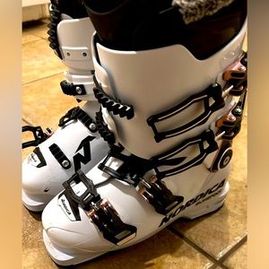 Nordica white and black boots with rose gold straps.
Size: 23-23.5